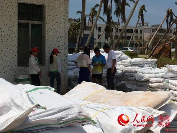 與翁田鎮(zhèn)政府工作人員核對物資